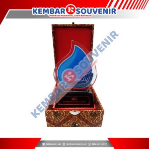 Model Piala Akrilik Akademi Teknik Elektromedik Kupula Aceh