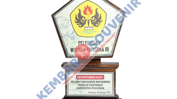 Trophy Akrilik MNC Land Tbk