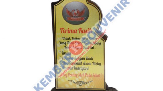 Model Plakat Kayu PT Mahkota Group Tbk.